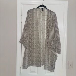 👑 LIKE NEW Mixit Beige Snake Print Women's Poncho